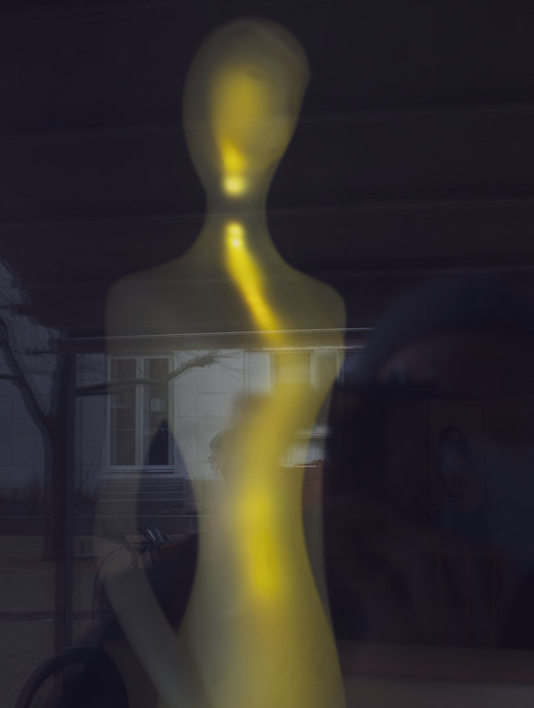 silhouette-fantome-jaune-vitrine-liege-DSF1294.jpg